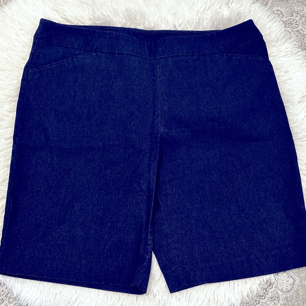 EUC shorts extra stretchy. Dressy shorts!! Perfect for summer